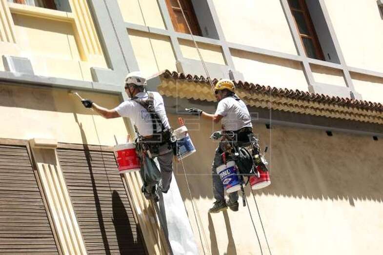 Imagen de archivo de dos operarios pintando las fachadas de un edificio de la capital tinerfeña (Foto EFE / Cristóbal García)
